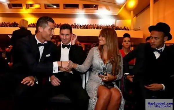 Photo: Ronaldo Shakes Messi